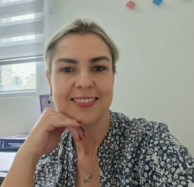 Psicóloga Erika Morais Sorrindo no consultório infantil